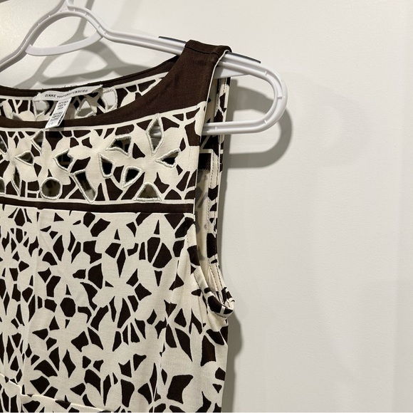 Diane Von Furstenberg brown and creme sleeveless dress. Size 0. silk. - Picture 2 of 6